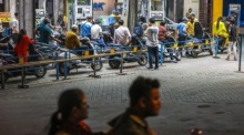 Motorradfahrer warten an einer Tankstelle in Mumbai. Premierminister Modi ruft wegen der Nahostkrise zum Spritsparen auf. Foto: EPA/Divyakant Solanki