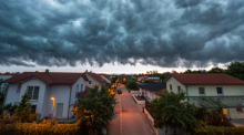 Haben Häuser einen Keller, sollte das Untergeschoss besonders in hochwassergefährdeten Gebieten aus wasserdichtem Beton bestehen sowie gut abgedichtet sein. Foto: Armin Weigel/dpa