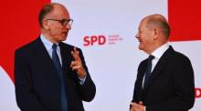 Bundeskanzler Olaf Scholz (R) trifft den Vorsitzenden der Italienischen Demokratischen Partei (PD), Enrico Letta, in der Zentrale der Sozialdemokratischen Partei (SPD) in Berlin. Foto: epa/Hannibal Hanschke