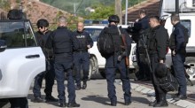 Polizeibeamte aus dem Kosovo sichern das Gelände in der Nähe des Gemeindehauses in Zvecan. Foto: epa/Georgi Licovski