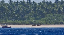 Die Mannschaft der USCGC Oliver Henry nimmt Kontakt zu drei auf dem Pikelot-Atoll gestrandeten Seeleuten auf. Foto: epa/Us Coast Guard Forces Micronesia