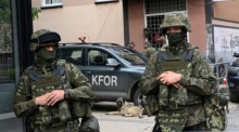 Soldaten des polnischen Kontingents der NATO-geführten internationalen Friedenstruppe für das Kosovo (KFOR) stehen vor dem Gemeindegebäude in Zvecan Wache. Foto: epa/Georgi Licovski