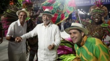 Luiz Inacio Lula da Silva und Eduardo Paes besuchen die Mangueira-Parade beim Karneval im Sambadrom von Rio. Foto: epa/Antonio Lacerda