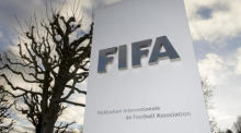 Das FIFA Logo ist vor dem FIFA Hauptsitz "Home of FIFA" in Zürich abgebildet. Foto: epa/Walter Bieri