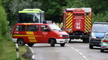 Ein beschädigter Linienbus steht nach einer Kollision mit einem Reisebus in Oberbayern auf der Straße. Mehrere Menschen wurden verletzt. Foto: dpa/Sven Hoppe