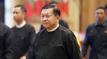 Gedenken in Myanmar an Opfer des schweren Erdbebens. Militärchef Min Aung Hlaing verlässt Zeremonie in Naypyidaw nach einem Jahr. Foto: epa/Nyein Chan Naing