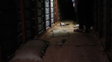 Zurückgelassene Gegenstände in einem Tunnel des ehemaligen Untergrundkrankenhauses «The Cave» in Kafr Batna nahe Damaskus. Foto: epa/Ahmad Fallaha