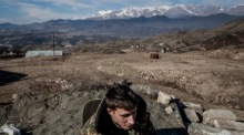 Eine armenischer Soldat steht auf einem Posten in Drmbon. Archivfoto: epa/CHRISTOPHE PETIT TESSON