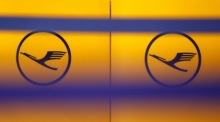 Das Lufthansa-Logo auf dem internationalen Flughafen in Frankfurt am Main. Archivfoto: epa/RONALD WITTEK