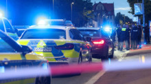 Polizisten sichern den Einsatzort in Göttingen, nachdem ein Beamter bei einer Auseinandersetzung zwischen zwei Personengruppen angeschossen worden ist. Foto: Stefan Rampfel/dpa.