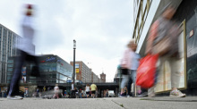 Passanten sind mit Einkaufstüten in der Berliner Fußgängerzone am Alexanderplatz unterwegs. Die Stimmung im Einzelhandel hat sich zuletzt eingetrübt. Foto: Malin Wunderlich/dpa
