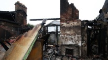 Ein ausgebranntes Haus in Newtownabbey nach gewaltsamen Ausschreitungen. Nach einer Messerattacke in Belfast kam es zu Angriffen auf Polizei und Sachbeschädigungen. Foto: Adam Vaughan/epa/dpa