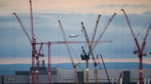 Baukräne prägen das Dresdner Chipindustriegebiet. Eine Studie warnt vor einem stockenden Aufholprozess der ostdeutschen Wirtschaft. Foto: dpa/Robert Michael