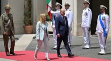 Die italienische Ministerpräsidentin Giorgia Meloni (L) empfängt den deutschen Bundeskanzler Olaf Scholz im Palazzo Chigi in Rom. Foto: epa/Ettore Ferrari