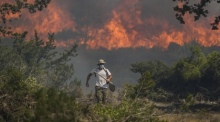 Nahe der Ortschaft Vati im Süden der Insel Rhodos steht der Wald in Flammen. Foto: Petros Giannakouris/Ap/dpa