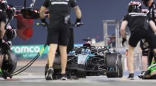 Der Britische Formel-1-Pilot George Russell von Mercedes-AMG Petronas steuert sein Auto in der Boxengasse. Foto: epa/Ali Haider