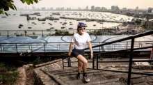 Eine Teilnehmerin absolviert den anspruchsvollen Treppenabschnitt mit Blick auf die Pattaya-Bucht und den Bali-Hai-Pier. Foto: Pattaya Trail