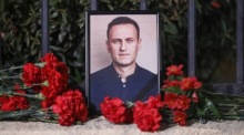 Neben einem Porträt des verstorbenen russischen Oppositionsführers Alexej Nawalny vor der russischen Botschaft in Tiflis liegen Blumen. Foto: epa/David Mdzinarishvili