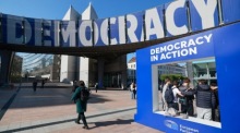 Ein „Democracy in Action“-Plakat steht vor dem Europäischen Parlament in Brüssel im Zusammenhang mit einer Pressekonferenz zur Lage in Ungarn. Foto: epa/Olivier Hoslet