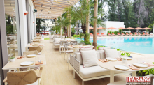 Im Sereia genießen Gäste frische Meeresfrüchte und Grillgerichte in stilvollem Ambiente am Pool.