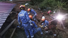 Auf diesem vom Zivilschutzministerium zur Verfügung gestellten Foto suchen Mitarbeiter des Zivilschutzes nach Überlebenden, die nach einem Erdrutsch auf einem Campingplatz verschüttet wurden. Foto: Uncredited/Malaysia Civil Defense/ap/dpa