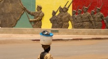 Ein Frau geht an einem Denkmal für die malische Armee in Bamako vorbei. Foto: epa/Maurizo Gambarini