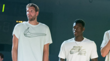 Die Basketballprofis Dirk Nowitzki (l) und Dennis Schröder stehen bei einem Nike-Basketballfestival zusammen. Beide prägen eine Generation im Nationalteam. Foto: Jörg Carstensen/dpa