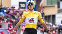 Tadej Pogačar jubelt nach seinem Etappensieg bei der letzten Strecke der Tour de Romandie im schweizerischen Leysin. Foto: epa/Jean-christophe Bott