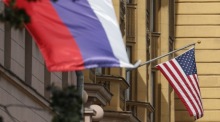 In der Nähe des Hauptgebäudes der US-Botschaft in Moskau ist eine russische Nationalflagge zu sehen. Foto: epa/Maxim Shipenkov