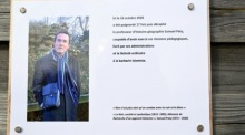 Die Gedenktafel für den ermordeten Lehrer Samuel Paty (Porträt) in der Nähe der Schule Bois d'Aulne in Conflans-Sainte-Honorine, außerhalb von Paris. Foto: epa/Bertrand Guay