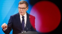 Johann Wadephul spricht bei einer Pressekonferenz im Rahmen des Deutsch-Polnischen Forums im Auswärtigen Amt in Berlin. Foto: epa/Clemens Bilan