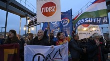 Protest gegen den ungarischen Präsidenten in Budapest. Foto: epa/Szilard Koszticsak