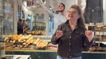 Eine Besucherin tanzt in der Pariser Bäckerei „Le Grenier de Félix“ zur Musik von „DJ Baguette“ während seiner Frankreich-Tour. Foto: dpa/Rachel Sommer