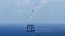Die erste Stufe der Trägerrakete „Langer Marsch 10B“ wird nach ihrer kontrollierten Rückkehr auf einer schwimmenden Plattform geborgen. Foto: Xinhua/dpa/xing Guangli