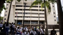 Angehörige politischer Gefangener demonstrieren vor dem Obersten Gerichtshof in Caracas und fordern eine Überprüfung der Haftfälle. Foto: epa/Miguel Gutierrez