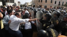 Die Polizei nimmt bei der Räumung einer Universität in Lima mehr als 200 Personen fest. Foto: epa/Paolo Aguilar