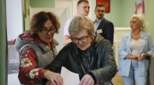 Russen wählen an einem einzigen Wahltag. Foto: epa/Yuri Kochetkov