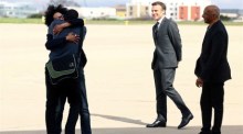Die ehemalige Geisel Olivier Dubois wird von Macron bei seiner Rückkehr nach Frankreich begrüßt. Foto: epa/Yves Herman