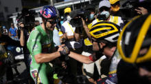 Der belgische Fahrer Wout Van Aert von Jumbo Visma feiert mit seinen Teamkollegen nach seinem Sieg auf der 8. Etappe der Tour de France 2022 über 186,3 km von Dole nach Lausanne. Foto: epa/Daniel Cole