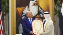 Der Präsident der Vereinigten Arabischen Emirate Mohammed bin Sajid (r) überreicht US-Präsident Donald Trump eine Medaille. Foto: Alex Brandon/Ap/dpa