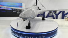 Auf der 30. Ausgabe des Internationalen Salons der Verteidigungsindustrie ist ein Bayraktar TB2 mit mittlerer Flughöhe und langer Reichweite zu sehen. Foto: epa/Wojtek Jargilo