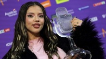 Dara of Bulgaria präsentiert nach ihrem Sieg beim 70. Eurovision Song Contest in Wien die Trophäe bei einer Pressekonferenz. Foto: epa/Hannibal Hanschke