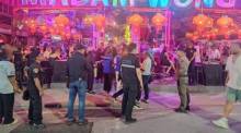 Einsatzkräfte kontrollieren einen gut besuchten Nachtclub in der Bangla Road und überprüfen die Einhaltung von Vorschriften. Bild: Newshawk Phuket