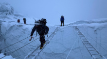 Bergsteiger besteigen den Khumbu-Eisfall auf dem Weg zum Gipfel des Mount Everest am 7. Mai 2026. Foto: Pasang Rinzee Sherpa/Ap/dpa