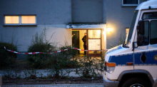 Am Morgen nach der Festnahme der früheren RAF-Terroristin Daniela Klette stehen Polizisten vor dem Haus, in dem sie gelebt haben soll. Foto: Annette Riedl/dpa