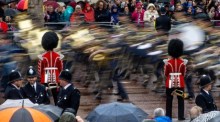 Streitkräfte bei der Prozession des britischen Königs Charles III. und der Königingemahlin Camilla. Foto: EPA-EFE/Martin Divisek