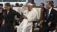 Papst Franziskus wird von Henri, Großherzog von Luxemburg (R), und seiner Frau Maria Teresa, Großherzogin von Luxemburg (L), bei seiner Ankunft auf dem internationalen Flughafen Luxemburg-Findel in Luxemburg begrüßt. Foto: epa/Ciro Fusco