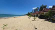 Diese ganzjährig geöffnete Bungalowanlage liegt direkt an einem ruhigen Strand und bietet auch in der Nebensaison eine traumhafte Erholung. Fotos: Cecilia Bosso, Pi Nui