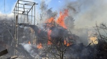 Ukrainische Rettungskräfte sichern die Einschlagstelle nach einem russischen Gleitbombenangriff auf ein Wohngebiet in Saporischschja. Foto: Daryna Naumova/epa
