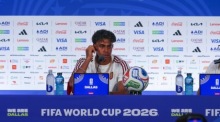 Spaniens Nationalspieler Lamine Yamal spricht vor dem WM-Halbfinale gegen Frankreich auf einer Pressekonferenz in Dallas. Foto: Christopher Neundorf/epa